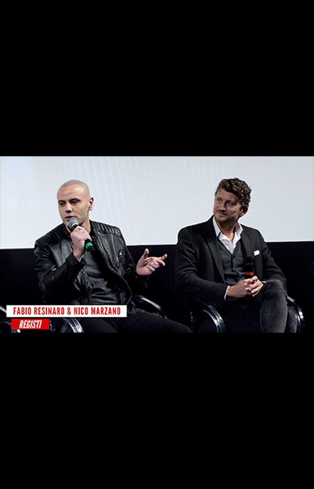 Il Grande Gioco - FABIO RESINARO & NICO MARZANO - Presentazione serie Sky

IL GRANDE GIOCO
Un dramma costruito con un cast di prim’ordine guidato da @francesco_montanari_official , @elenaradonicich  e Giancarlo Giannini e con una scrittura solida: la serie, nata da un’idea di Alessandro Roja con la collaborazione di Riccardo Grandi, è stata poi scritta da Giacomo Durzi, Marcello Olivieri, Tommaso Capolicchio, Filippo Kalomelidis, Andrea Cotti ed è stata abilmente diretta da Fabio Resinaro e Nicola Marzano.

DINO DE GREGORIO - GIANCARLO GIANNINI
Fondatore e CEO della più importante società di procuratori in Italia, la ISG, e padre di Elena e Federico. Al suo talento come businessman non corrisponde quello come padre: il suo attaccamento al potere gli viene più volte recriminato dai figli come causa di molte sofferenze per la famiglia, tra cui il suicidio di Federico. Tormentato dai sensi di colpa per la morte del figlio, scopre di avere la demenza a corpi di Lewy, e solo poco tempo per ridimensionare le mire di Elena, ribellatasi all’egemonia paterna, e assicurare il futuro della ISG.

@letimaffi  @skysports  @barbareschiluca  @fabioresinar @lorenzocervasio  @jesusdailyes  @lorenzoaloi  @john_croz  @eliseo_entertainment 

#ilgrandegioco #sky #SkyOriginal #seriesky #francescomontanari #giancarlogiannini #lucabarbareschi #serie