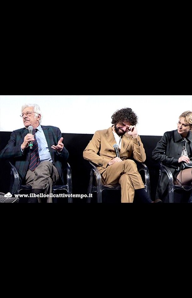 Giancarlo Giannini scherza con i giornalisti alla presentazione de "Il grande gioco" la nuova serie di Sky, in anteprima all'Eliseo.
IL GRANDE GIOCO
Un dramma costruito con un cast di prim’ordine guidato da Francesco Montanari, Elena Radonicich e Giancarlo Giannini e con una scrittura solida: la serie, nata da un’idea di Alessandro Roja con la collaborazione di Riccardo Grandi, è stata poi scritta da Giacomo Durzi, Marcello Olivieri, Tommaso Capolicchio, Filippo Kalomelidis, Andrea Cotti ed è stata abilmente diretta da Fabio Resinaro e Nicola Marzano.

DINO DE GREGORIO - GIANCARLO GIANNINI
Fondatore e CEO della più importante società di procuratori in Italia, la ISG, e padre di Elena e Federico. Al suo talento come businessman non corrisponde quello come padre: il suo attaccamento al potere gli viene più volte recriminato dai figli come causa di molte sofferenze per la famiglia, tra cui il suicidio di Federico. Tormentato dai sensi di colpa per la morte del figlio, scopre di avere la demenza a corpi di Lewy, e solo poco tempo per ridimensionare le mire di Elena, ribellatasi all’egemonia paterna, e assicurare il futuro della ISG.

@francesco_montanari_official @letimaffi @skysports @barbareschiluca @fabioresinar @elenaradonicich @lorenzocervasio @jesusdailyes @lorenzoaloi @john_croz  @eliseo_entertainment 

#ilgrandegioco #sky #SkyOriginal #seriesky #francescomontanari #giancarlogiannini #lucabarbareschi #serie