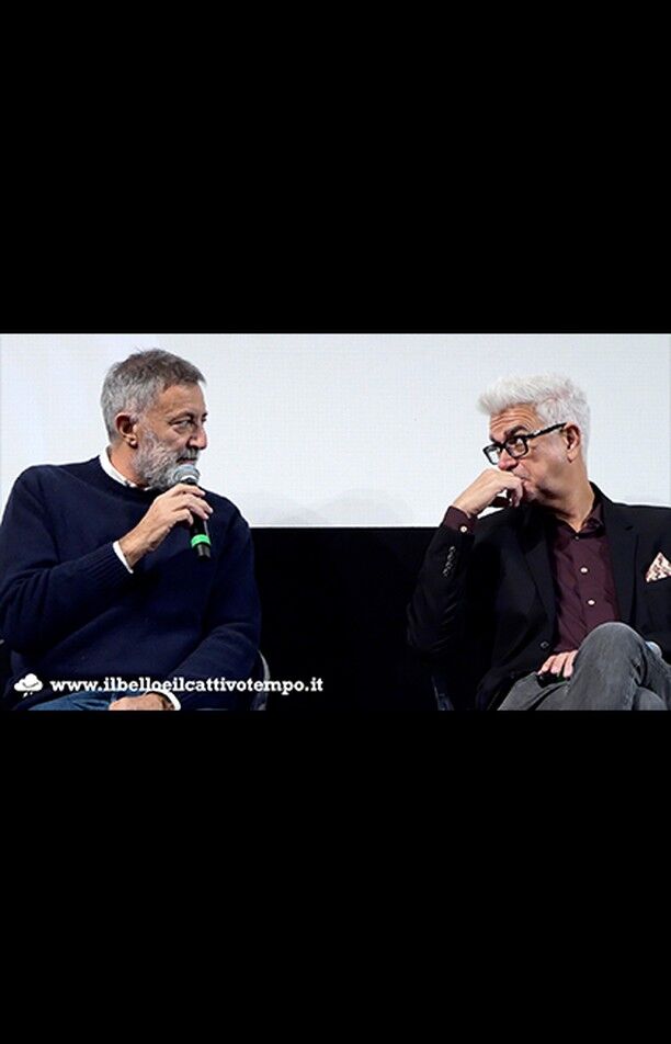 IL GRANDE GIOCO - Presentazione serie Sky - Produzione

IL GRANDE GIOCO - Elena Radonicich - Presentazione serie Sky

IL GRANDE GIOCO
Un dramma costruito con un cast di prim’ordine guidato da @francesco_montanari_official , @elenaradonicich  e Giancarlo Giannini e con una scrittura solida: la serie, nata da un’idea di Alessandro Roja con la collaborazione di Riccardo Grandi, è stata poi scritta da Giacomo Durzi, Marcello Olivieri, Tommaso Capolicchio, Filippo Kalomelidis, Andrea Cotti ed è stata abilmente diretta da Fabio Resinaro e Nicola Marzano.

DINO DE GREGORIO - GIANCARLO GIANNINI
Fondatore e CEO della più importante società di procuratori in Italia, la ISG, e padre di Elena e Federico. Al suo talento come businessman non corrisponde quello come padre: il suo attaccamento al potere gli viene più volte recriminato dai figli come causa di molte sofferenze per la famiglia, tra cui il suicidio di Federico. Tormentato dai sensi di colpa per la morte del figlio, scopre di avere la demenza a corpi di Lewy, e solo poco tempo per ridimensionare le mire di Elena, ribellatasi all’egemonia paterna, e assicurare il futuro della ISG.

@letimaffi  @skysports  @barbareschiluca  @fabioresinar @lorenzocervasio  @jesusdailyes  @lorenzoaloi  @john_croz  @eliseo_entertainment 

#ilgrandegioco #sky #SkyOriginal #seriesky #francescomontanari #giancarlogiannini #lucabarbareschi #serie