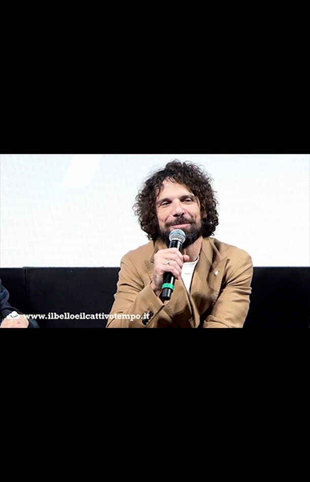 Il Grande Gioco - Presentazione serie Sky - Francesco Montanari

IL GRANDE GIOCO
Un dramma costruito con un cast di prim’ordine guidato da @francesco_montanari_official , @elenaradonicich  e Giancarlo Giannini e con una scrittura solida: la serie, nata da un’idea di Alessandro Roja con la collaborazione di Riccardo Grandi, è stata poi scritta da Giacomo Durzi, Marcello Olivieri, Tommaso Capolicchio, Filippo Kalomelidis, Andrea Cotti ed è stata abilmente diretta da Fabio Resinaro e Nicola Marzano.

DINO DE GREGORIO - GIANCARLO GIANNINI
Fondatore e CEO della più importante società di procuratori in Italia, la ISG, e padre di Elena e Federico. Al suo talento come businessman non corrisponde quello come padre: il suo attaccamento al potere gli viene più volte recriminato dai figli come causa di molte sofferenze per la famiglia, tra cui il suicidio di Federico. Tormentato dai sensi di colpa per la morte del figlio, scopre di avere la demenza a corpi di Lewy, e solo poco tempo per ridimensionare le mire di Elena, ribellatasi all’egemonia paterna, e assicurare il futuro della ISG.

@letimaffi  @skysports @barbareschiluca  @fabioresinar @lorenzocervasio  @jesusdailyes  @lorenzoaloi  @john_croz  @eliseo_entertainment 

#ilgrandegioco #sky #SkyOriginal #seriesky #francescomontanari #giancarlogiannini #lucabarbareschi #serie
